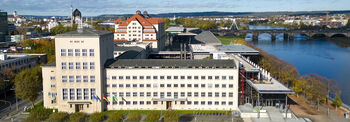 Eine Luftaufnahme zeigt das Landtagsgebäude von oben.