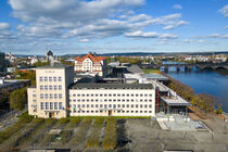 Landtag von oben mit Altbau, Neubaueingang und Maritimhotel sowie Elbe im Hintergrund