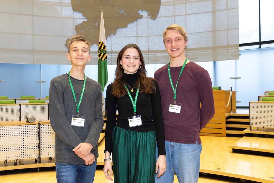 Gruppenbild der drei Erstplatzierten des Jugend-Redeforums 2023 im Plenarsaal: Lukas Adam, Hannah Gottmann und Jakob Paridon, v.l.n.r.